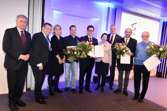 (v.l.n.r.) Eva Luise Köhler Forschungspreis 2017: Bundespräsident a.D. Horst Köhler,  Bundesgesundheitsminister Hermann Gröhe, Prof. Annette Grüters-Kieslich, Michael Schön,  Prof. Michael Schmeißer, Eva Luise Köhler, Dr. Jörg Richstein, Prof. Tobias Böckers, Prof. Albert Christian Ludolph. Foto: Peter Himsel