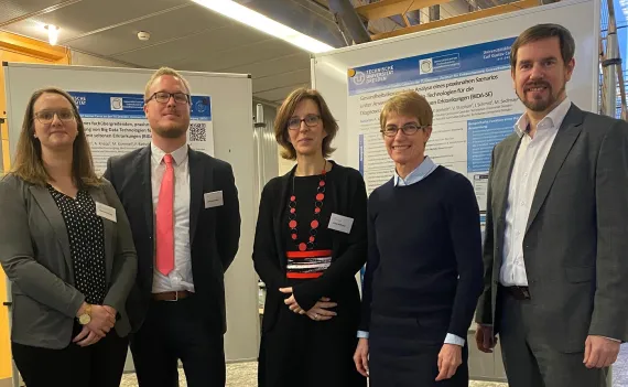 Gruppenfoto: Michéle Kümmel (MI), Andreas Knapp (ZEGV), Dr. Brita Sedlmayr (ZEGV), Dr. Christine Mundlos (ACHSE), Prof. Dr. Dr. Martin Sedlmayr (MI).